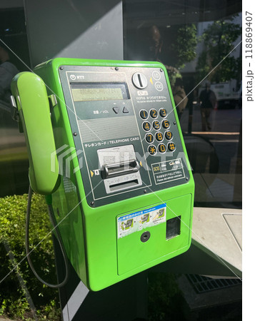 緊急連絡に欠かせない公衆電話 118869407