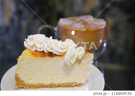 decorate cheesecake cake with cream Chef decorating raspberry mousse cake.The pastry chef prepares and decorates the cake. decorate cheesecake cake with cream Chef decorating raspberry mousse cake.The pastry chef prepares and decorates the cake. 118869530