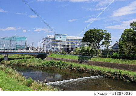 埼玉県志木市役所と柳瀬川の流れる風景 埼玉県志木市役所と柳瀬川の流れる風景 118870036