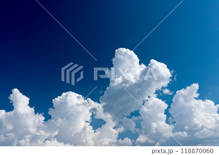 入道雲と青空のコピースペース 118870060