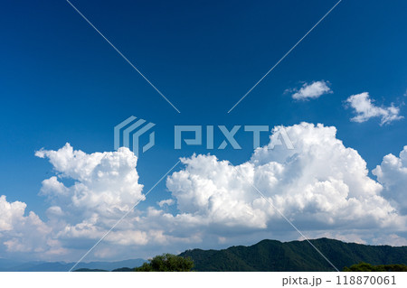 入道雲と青空のコピースペース 118870061
