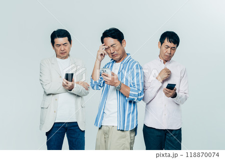 スマホを使うミドルの男性 スマホを使うミドルの男性 118870074
