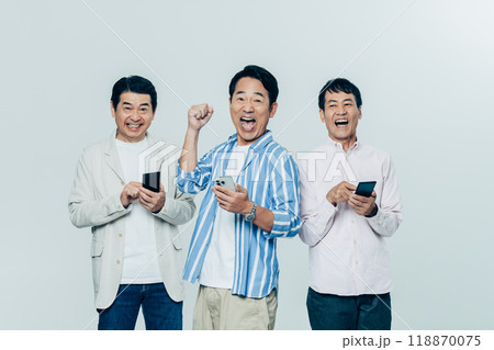 スマホを使うミドルの男性 スマホを使うミドルの男性 118870075