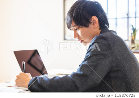 ノートに書く男性 118870728