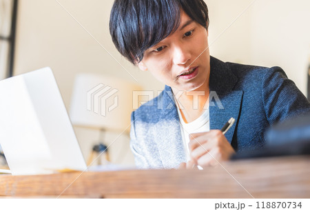 ノートに書く男性 118870734