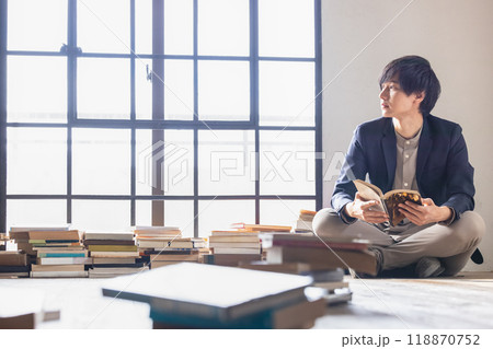 読書して勉強する男性 読書して勉強する男性 118870752