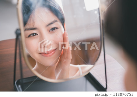 鏡を見る若い女性 鏡を見る若い女性 118870753