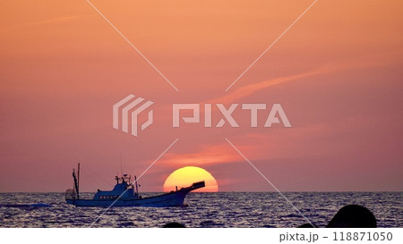 伊豆諸島新島前浜海岸の夕焼けと漁船 118871050