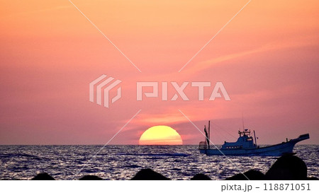 伊豆諸島新島前浜海岸の夕焼けと漁船 伊豆諸島新島前浜海岸の夕焼けと漁船 118871051