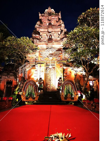 バリ島の伝統舞踊の舞台 バリ島の伝統舞踊の舞台 118872614