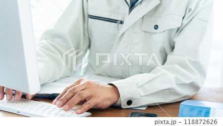 パソコン操作をする作業服の男性 パソコン操作をする作業服の男性 118872626