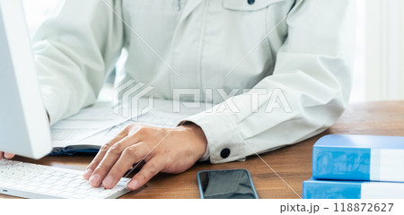 パソコン操作をする作業服の男性 パソコン操作をする作業服の男性 118872627