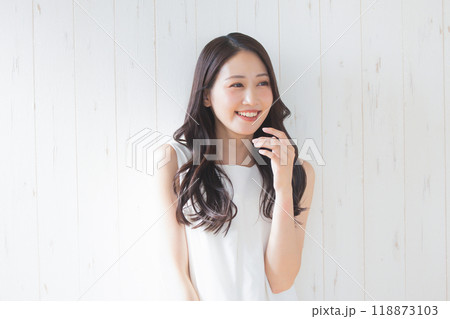 笑顔の若い女性 118873103
