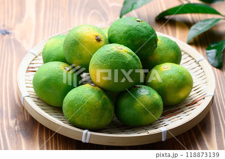 みかん （ 早生みかん ）木目背景 118873139