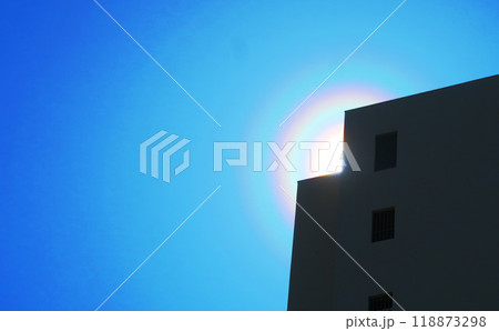 花粉光環が見える3月の空の風景 花粉光環が見える3月の空の風景 118873298