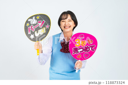 推し活うちわを持った女子学生 118873324