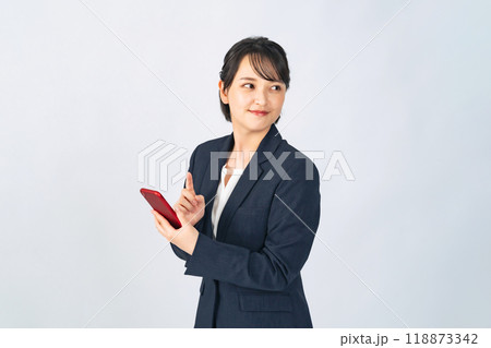 スマホを使うスーツを着た女性ビジネスパーソン スマホを使うスーツを着た女性ビジネスパーソン 118873342