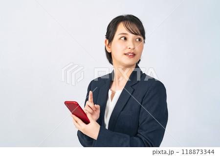 スマホを使うスーツを着た女性ビジネスパーソン スマホを使うスーツを着た女性ビジネスパーソン 118873344