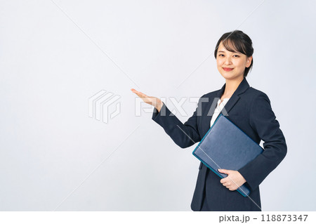 案内するスーツを着た女性ビジネスパーソン 118873347