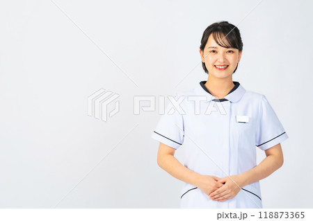 白衣を着た女性　看護師　医師 118873365