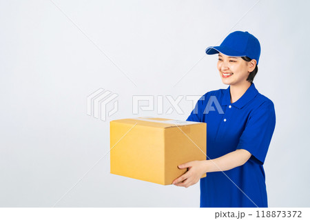 荷物を持つ作業服を着た女性　デリバリースタッフ　配達員　作業員 118873372