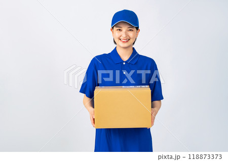 荷物を持つ作業服を着た女性 デリバリースタッフ 配達員 作業員 荷物を持つ作業服を着た女性 デリバリースタッフ 配達員 作業員 118873373
