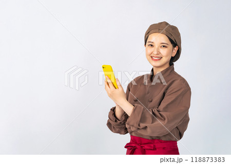 スマホを使う調理服を着た女性 調理師 飲食店店員 スマホを使う調理服を着た女性 調理師 飲食店店員 118873383