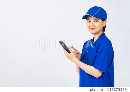 笑顔でスマホを使う女性作業員 118873389