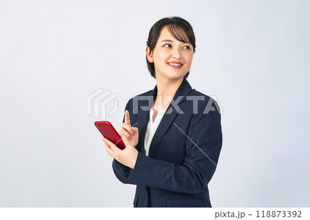 スマホを使うスーツを着た女性ビジネスパーソン スマホを使うスーツを着た女性ビジネスパーソン 118873392