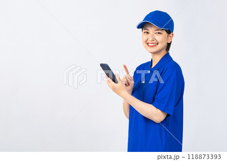 笑顔でスマホを使う女性作業員 笑顔でスマホを使う女性作業員 118873393