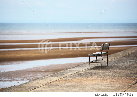 海に一番近い席 118874618