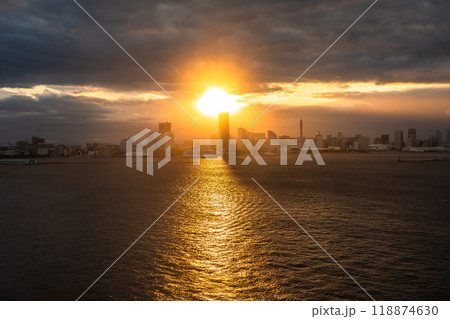《神奈川県》横浜の夕暮れ・みなとみらいにふりそそぐ光芒 《神奈川県》横浜の夕暮れ・みなとみらいにふりそそぐ光芒 118874630