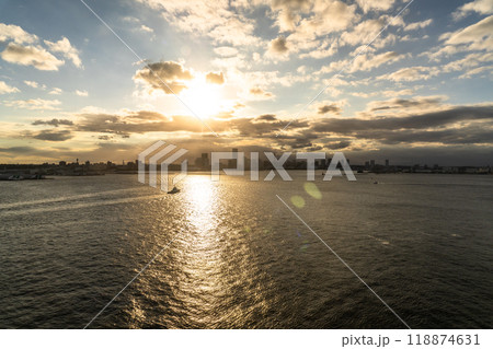 《神奈川県》横浜の夕暮れ・みなとみらいにふりそそぐ光芒 《神奈川県》横浜の夕暮れ・みなとみらいにふりそそぐ光芒 118874631
