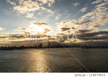 《神奈川県》横浜の夕暮れ・みなとみらいにふりそそぐ光芒 118874633