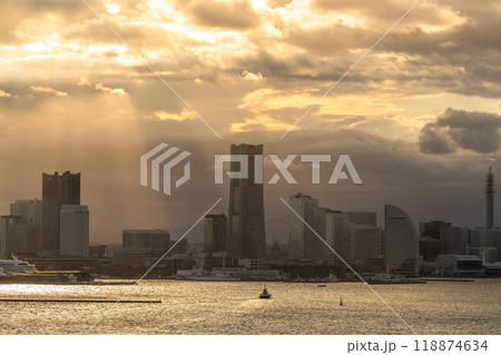 《神奈川県》横浜の夕暮れ・みなとみらいにふりそそぐ光芒 118874634