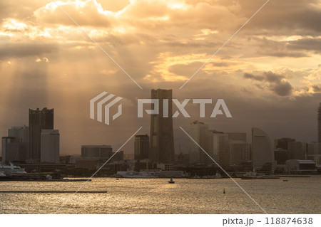 《神奈川県》横浜の夕暮れ・みなとみらいにふりそそぐ光芒 118874638