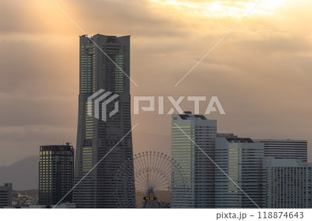 《神奈川県》横浜の夕暮れ・みなとみらいにふりそそぐ光芒 118874643