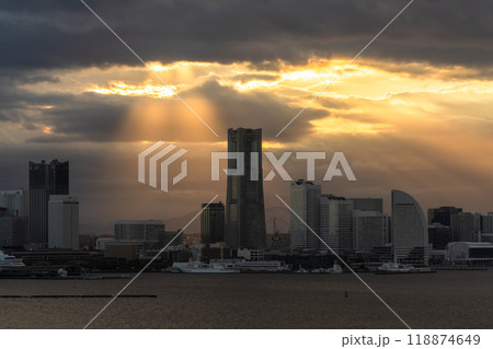《神奈川県》横浜の夕暮れ・みなとみらいにふりそそぐ光芒 《神奈川県》横浜の夕暮れ・みなとみらいにふりそそぐ光芒 118874649