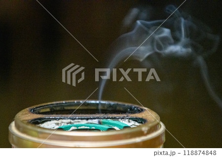 蚊取り線香の立ち上る煙 118874848