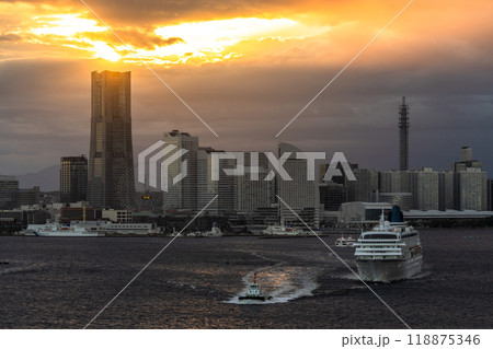 《神奈川県》横浜の夕暮れ・出港する豪華客船 118875346
