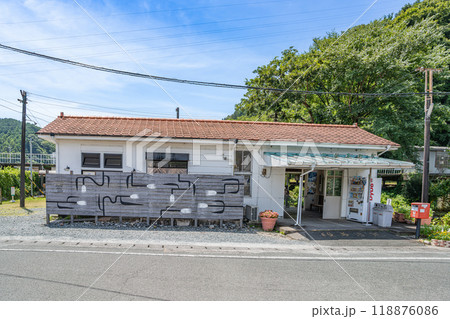 正面から見た天竜浜名湖鉄道の二俣本町駅の駅舎(静岡県) 正面から見た天竜浜名湖鉄道の二俣本町駅の駅舎(静岡県) 118876086