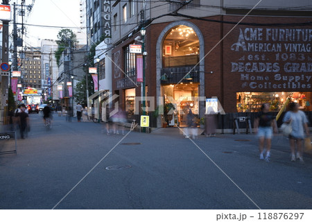 夕暮れの大阪南堀江の街並み 118876297