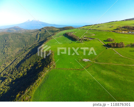 秋の北海道七飯町城岱牧場の風景を空撮 118876301