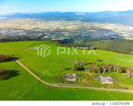 秋の北海道七飯町城岱牧場の風景を空撮 118876306