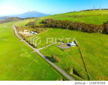 秋の北海道七飯町城岱牧場の風景を空撮 118876309