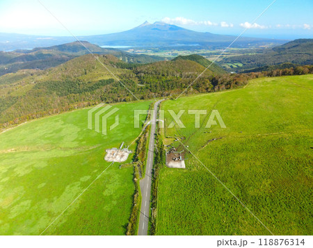 秋の北海道七飯町城岱牧場の風景を空撮 118876314