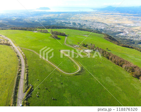 秋の北海道七飯町城岱牧場の風景を空撮 秋の北海道七飯町城岱牧場の風景を空撮 118876320