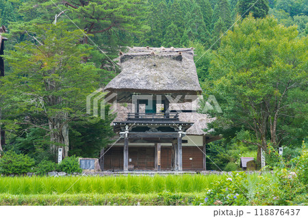 白川郷の明善寺鐘楼門 118876437