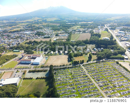秋の北海道森町で本町地区の街並みの風景を空撮 秋の北海道森町で本町地区の街並みの風景を空撮 118876901