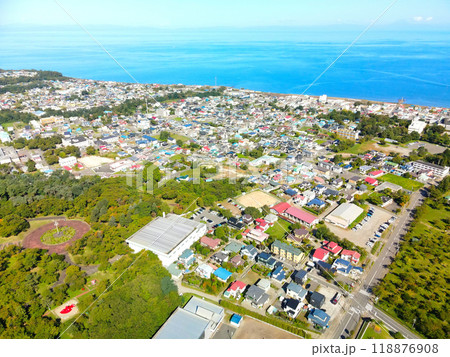秋の北海道森町で本町地区の街並みの風景を空撮 秋の北海道森町で本町地区の街並みの風景を空撮 118876908